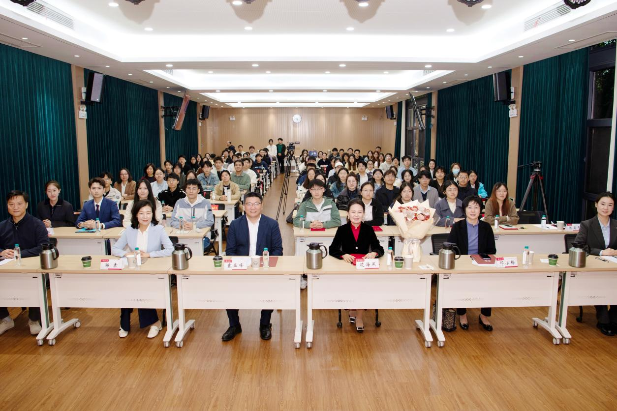 <h3>首届武汉大学燕宝奖学金颁奖仪式暨座谈会举行</h3><p>春和景明，珞珈生辉。4月23日下午，首届武汉大学燕宝奖学金颁奖仪式在马克思主义学院举行。宝丰集团·宁夏燕宝慈善基金会创始人、副理事长边海燕，燕宝慈善基金会执行秘书长郭素等捐赠方代表，武汉大学副校长袁玉峰出席仪式。学校党委学生工作部、党委研究生工作部、武汉大学教育发展基金会等相关单位负责人，以及2024-2025学年度首届燕宝奖学金获奖学生代表共同参加。袁玉峰介绍，宝丰集团董事长党彦宝先生与夫人边海燕女士共同发起设立的宝丰集团·...</p><div class='time'>2026.04.29</div>